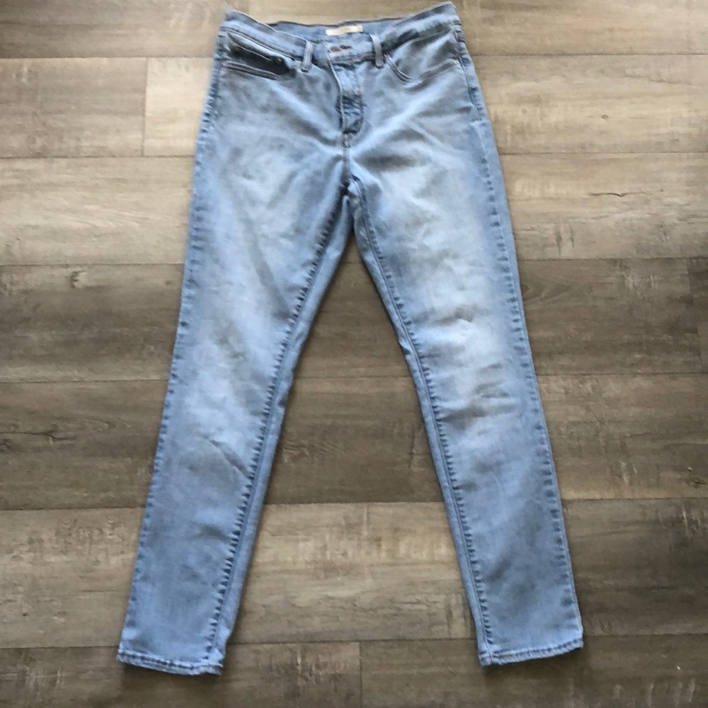 Like new Levi’s 311 shaping skinny